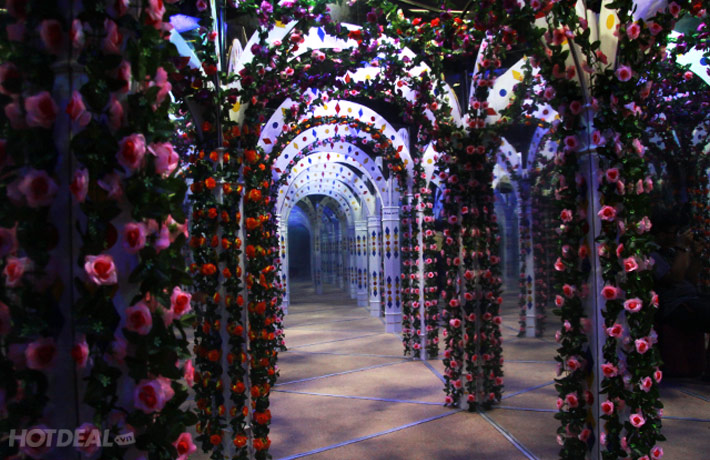 2 Vé Vào Cửa Mê Cung Mirror Maze Tại Vincom Times City