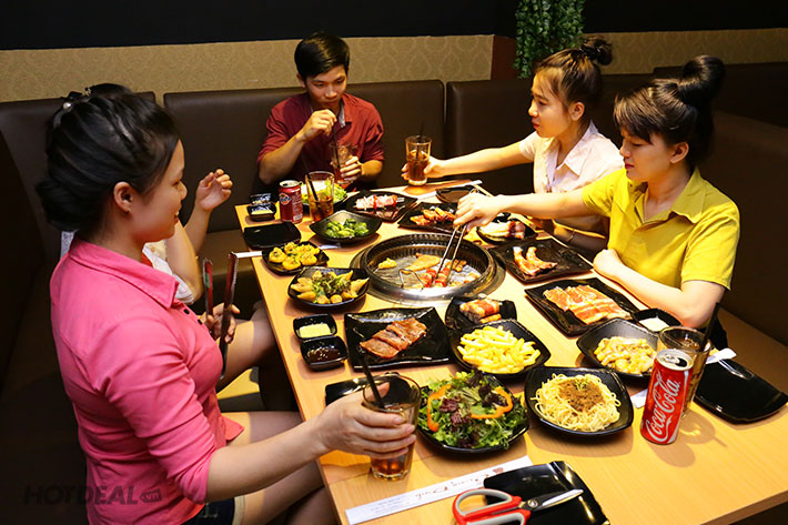 KHÁCH HÀNG THÍCH THÚ KHI THƯỞNG THỨC BỮA ĂN TẠI CUNG ĐÌNH BBQ BUFFET