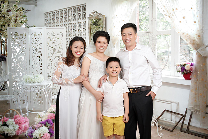 Chụp ảnh gia đình Violet Studio Hà Nội: Bạn đang mong muốn lưu giữ những khoảnh khắc tuyệt vời bên gia đình của mình? Tại Violet Studio Hà Nội, chúng tôi sẽ giúp bạn thực hiện điều đó. Đến với chúng tôi để có những bức ảnh đẹp và ý nghĩa về gia đình của bạn.